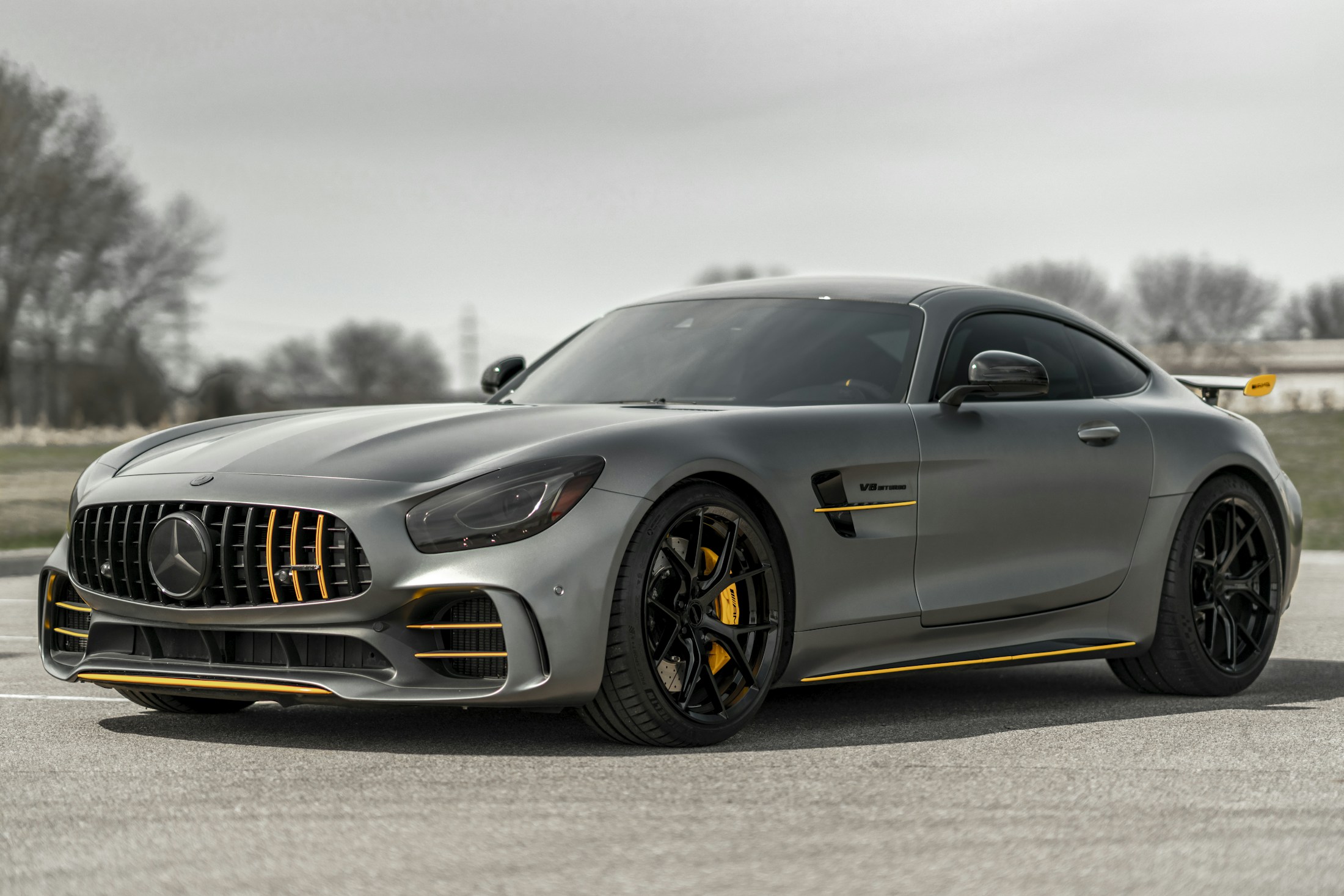 Mat gri Mercedes-AMG GT'nin güçlü çizgileri