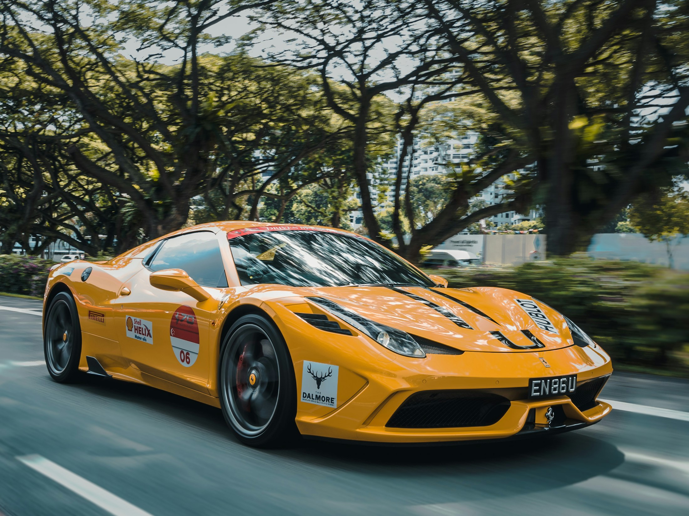 Yolda ilerleyen sarı Ferrari 458